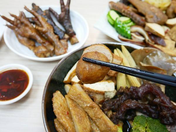 老三品雞腳：老三品雞腳-台北石牌站滷味  躲在陳季炸雞後方的紅滷  花椒香氣的滷汁超帶勁  越吃越涮嘴