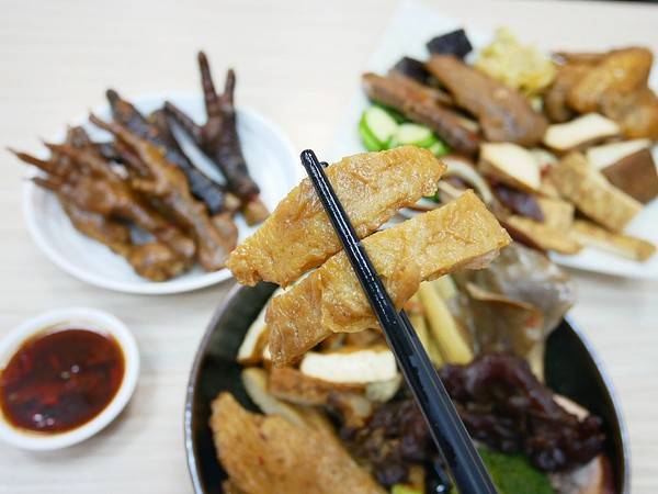 老三品雞腳：老三品雞腳-台北石牌站滷味  躲在陳季炸雞後方的紅滷  花椒香氣的滷汁超帶勁  越吃越涮嘴