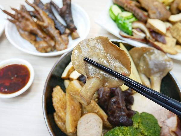 老三品雞腳：老三品雞腳-台北石牌站滷味  躲在陳季炸雞後方的紅滷  花椒香氣的滷汁超帶勁  越吃越涮嘴