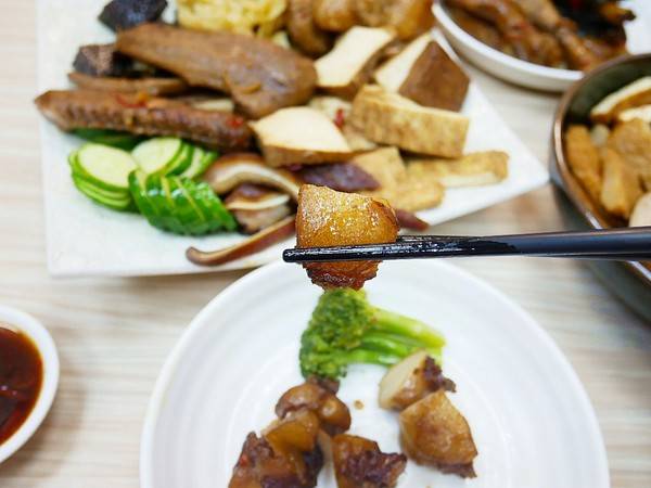 老三品雞腳：老三品雞腳-台北石牌站滷味  躲在陳季炸雞後方的紅滷  花椒香氣的滷汁超帶勁  越吃越涮嘴