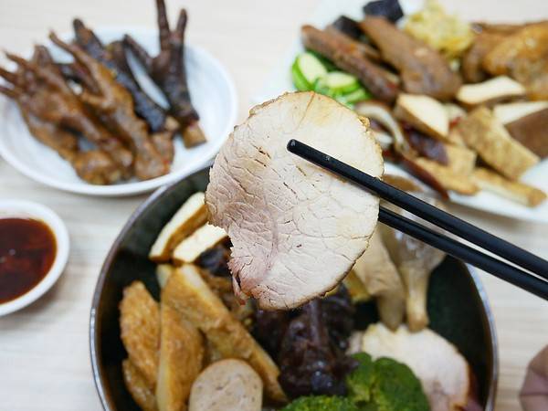 老三品雞腳：老三品雞腳-台北石牌站滷味  躲在陳季炸雞後方的紅滷  花椒香氣的滷汁超帶勁  越吃越涮嘴