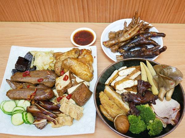 老三品雞腳：老三品雞腳-台北石牌站滷味  躲在陳季炸雞後方的紅滷  花椒香氣的滷汁超帶勁  越吃越涮嘴