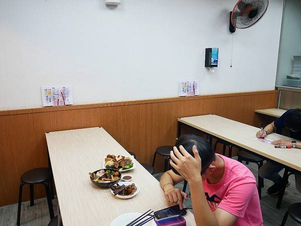 老三品雞腳：老三品雞腳-台北石牌站滷味  躲在陳季炸雞後方的紅滷  花椒香氣的滷汁超帶勁  越吃越涮嘴