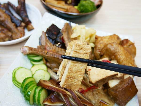 老三品雞腳：老三品雞腳-台北石牌站滷味  躲在陳季炸雞後方的紅滷  花椒香氣的滷汁超帶勁  越吃越涮嘴