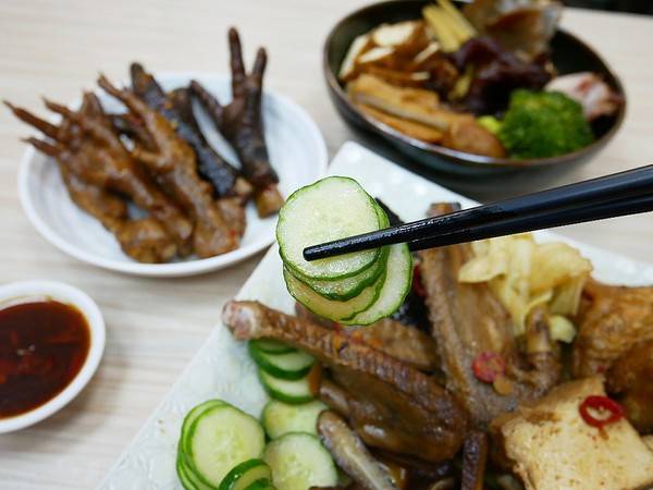 老三品雞腳：老三品雞腳-台北石牌站滷味  躲在陳季炸雞後方的紅滷  花椒香氣的滷汁超帶勁  越吃越涮嘴
