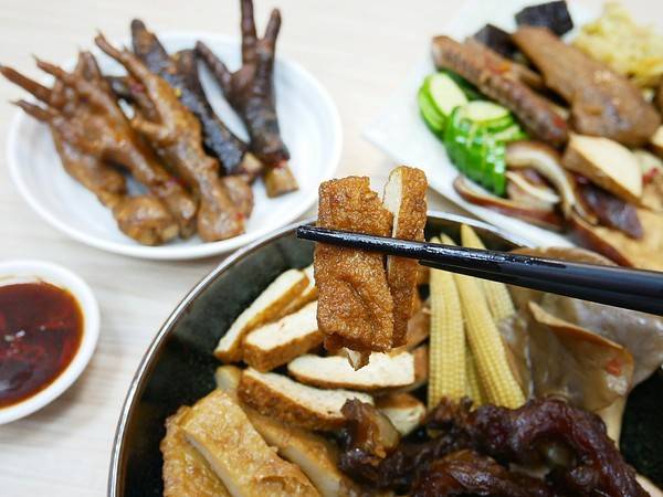 老三品雞腳：老三品雞腳-台北石牌站滷味  躲在陳季炸雞後方的紅滷  花椒香氣的滷汁超帶勁  越吃越涮嘴