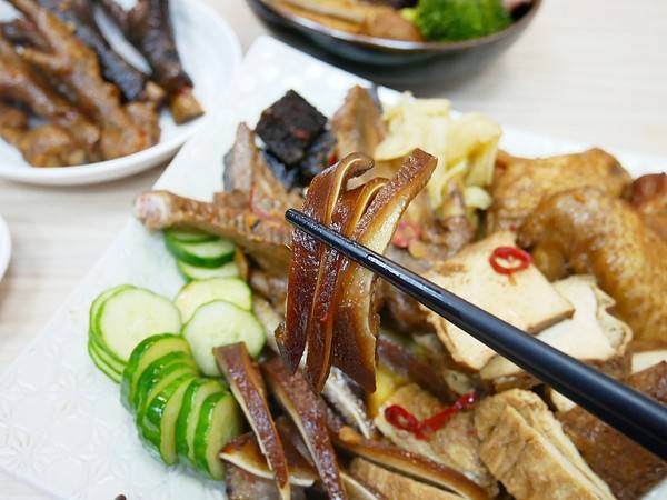 老三品雞腳：老三品雞腳-台北石牌站滷味  躲在陳季炸雞後方的紅滷  花椒香氣的滷汁超帶勁  越吃越涮嘴