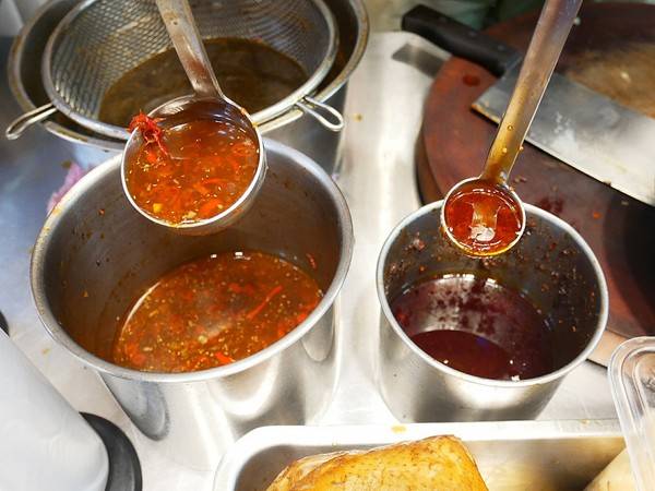 老三品雞腳：老三品雞腳-台北石牌站滷味  躲在陳季炸雞後方的紅滷  花椒香氣的滷汁超帶勁  越吃越涮嘴