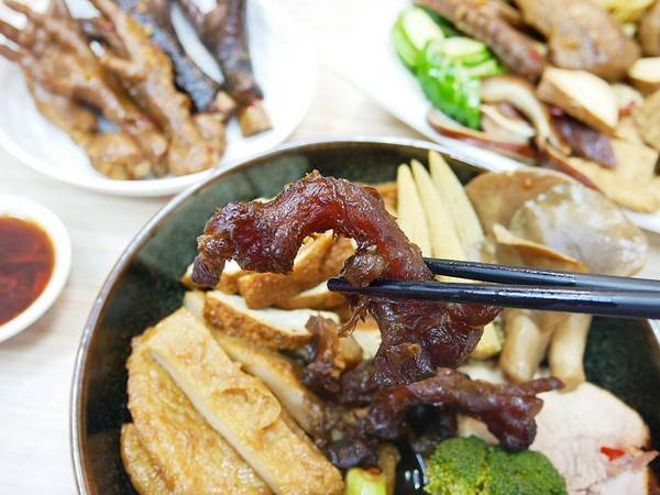 老三品雞腳：老三品雞腳-台北石牌站滷味  躲在陳季炸雞後方的紅滷  花椒香氣的滷汁超帶勁  越吃越涮嘴