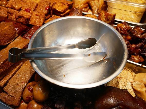 老三品雞腳：老三品雞腳-台北石牌站滷味  躲在陳季炸雞後方的紅滷  花椒香氣的滷汁超帶勁  越吃越涮嘴