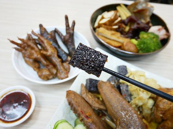 老三品雞腳：老三品雞腳-台北石牌站滷味  躲在陳季炸雞後方的紅滷  花椒香氣的滷汁超帶勁  越吃越涮嘴