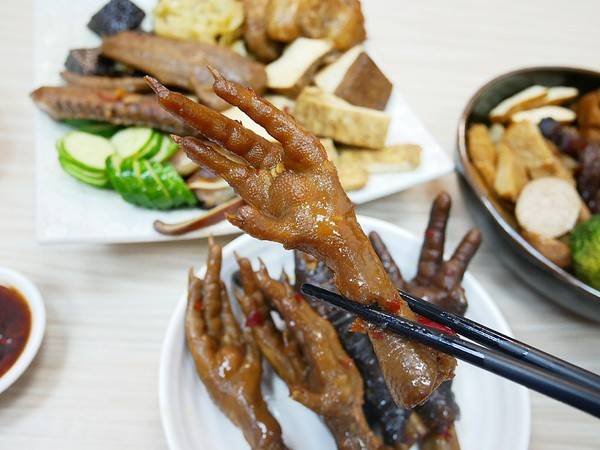 老三品雞腳：老三品雞腳-台北石牌站滷味  躲在陳季炸雞後方的紅滷  花椒香氣的滷汁超帶勁  越吃越涮嘴