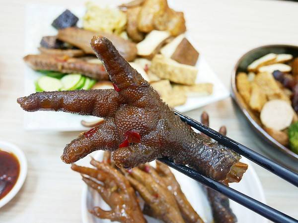 老三品雞腳：老三品雞腳-台北石牌站滷味  躲在陳季炸雞後方的紅滷  花椒香氣的滷汁超帶勁  越吃越涮嘴
