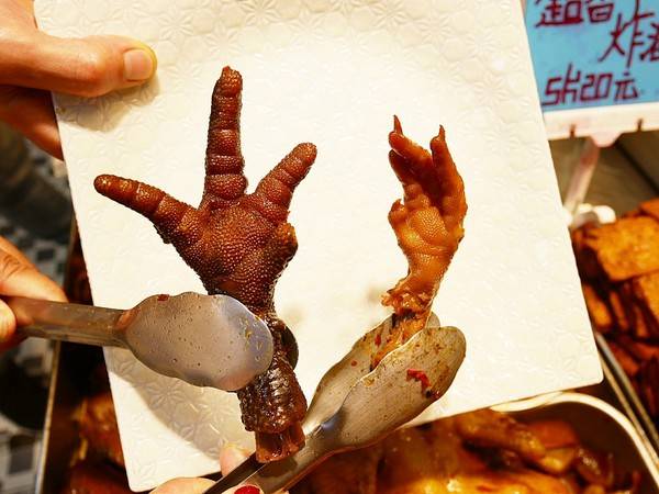 老三品雞腳：老三品雞腳-台北石牌站滷味  躲在陳季炸雞後方的紅滷  花椒香氣的滷汁超帶勁  越吃越涮嘴