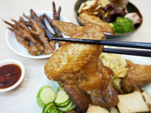 老三品雞腳：老三品雞腳-台北石牌站滷味  躲在陳季炸雞後方的紅滷  花椒香氣的滷汁超帶勁  越吃越涮嘴