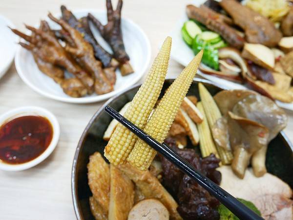 老三品雞腳：老三品雞腳-台北石牌站滷味  躲在陳季炸雞後方的紅滷  花椒香氣的滷汁超帶勁  越吃越涮嘴