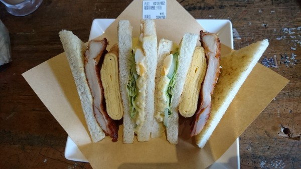 高三孝碳烤吐司專賣(美術館店):高雄早午餐~高三孝碳烤吐司專賣(美術館店)~兩津勘吉來了~同學們!!趕緊打卡上課囉~