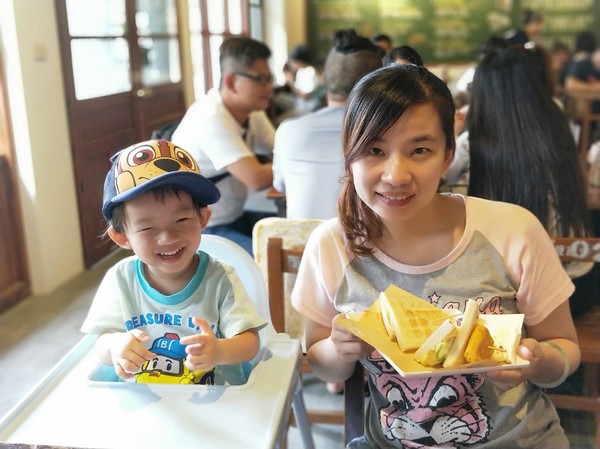 高三孝碳烤吐司專賣(美術館店):高雄早午餐~高三孝碳烤吐司專賣(美術館店)~兩津勘吉來了~同學們!!趕緊打卡上課囉~