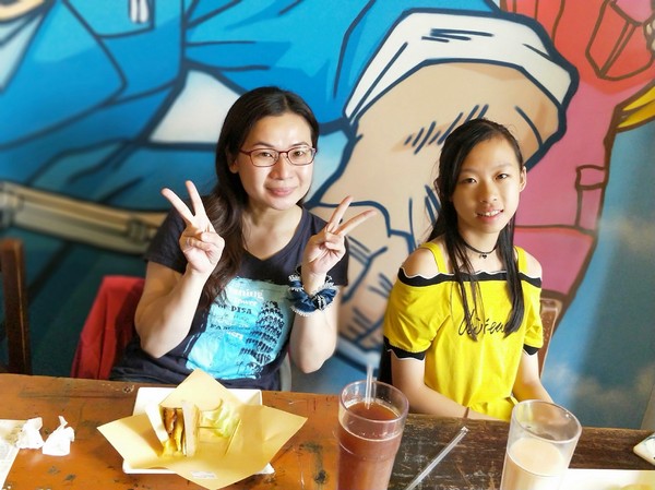 高三孝碳烤吐司專賣(美術館店):高雄早午餐~高三孝碳烤吐司專賣(美術館店)~兩津勘吉來了~同學們!!趕緊打卡上課囉~