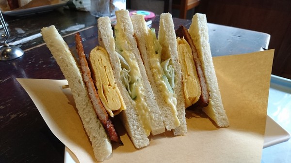 高三孝碳烤吐司專賣(美術館店):高雄早午餐~高三孝碳烤吐司專賣(美術館店)~兩津勘吉來了~同學們!!趕緊打卡上課囉~