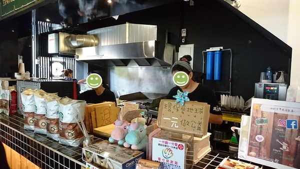 高三孝碳烤吐司專賣(美術館店):高雄早午餐~高三孝碳烤吐司專賣(美術館店)~兩津勘吉來了~同學們!!趕緊打卡上課囉~