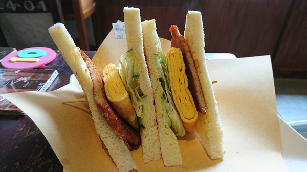 高三孝碳烤吐司專賣(美術館店):高雄早午餐~高三孝碳烤吐司專賣(美術館店)~兩津勘吉來了~同學們!!趕緊打卡上課囉~