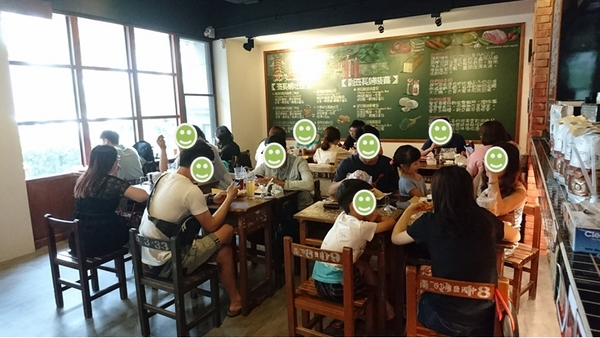 高三孝碳烤吐司專賣(美術館店):高雄早午餐~高三孝碳烤吐司專賣(美術館店)~兩津勘吉來了~同學們!!趕緊打卡上課囉~