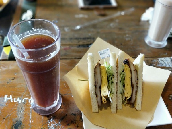 高三孝碳烤吐司專賣(美術館店):高雄早午餐~高三孝碳烤吐司專賣(美術館店)~兩津勘吉來了~同學們!!趕緊打卡上課囉~