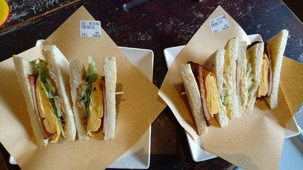 高三孝碳烤吐司專賣(美術館店):高雄早午餐~高三孝碳烤吐司專賣(美術館店)~兩津勘吉來了~同學們!!趕緊打卡上課囉~