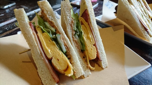 高三孝碳烤吐司專賣(美術館店):高雄早午餐~高三孝碳烤吐司專賣(美術館店)~兩津勘吉來了~同學們!!趕緊打卡上課囉~