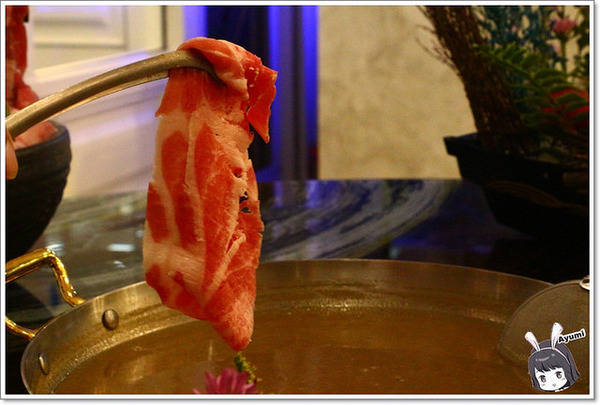 蒙娜麗莎鮮鍋物總匯：[食記]►高雄鼓山區◄令人讚嘆的歐式風格建築、各式活體現流海鮮盡在蒙娜麗莎. 佳餚品嚐館 - 海鮮鍋物總匯