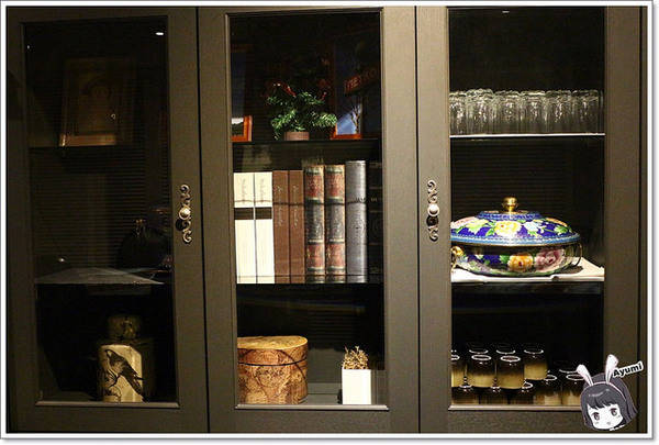 蒙娜麗莎鮮鍋物總匯：[食記]►高雄鼓山區◄令人讚嘆的歐式風格建築、各式活體現流海鮮盡在蒙娜麗莎. 佳餚品嚐館 - 海鮮鍋物總匯