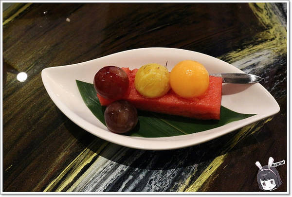 蒙娜麗莎鮮鍋物總匯：[食記]►高雄鼓山區◄令人讚嘆的歐式風格建築、各式活體現流海鮮盡在蒙娜麗莎. 佳餚品嚐館 - 海鮮鍋物總匯