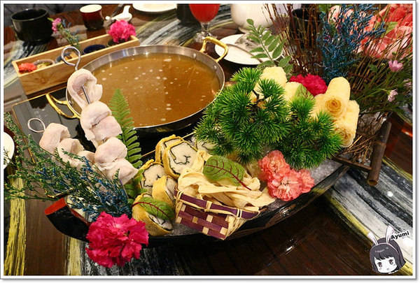 蒙娜麗莎鮮鍋物總匯：[食記]►高雄鼓山區◄令人讚嘆的歐式風格建築、各式活體現流海鮮盡在蒙娜麗莎. 佳餚品嚐館 - 海鮮鍋物總匯