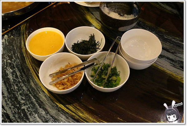 蒙娜麗莎鮮鍋物總匯：[食記]►高雄鼓山區◄令人讚嘆的歐式風格建築、各式活體現流海鮮盡在蒙娜麗莎. 佳餚品嚐館 - 海鮮鍋物總匯