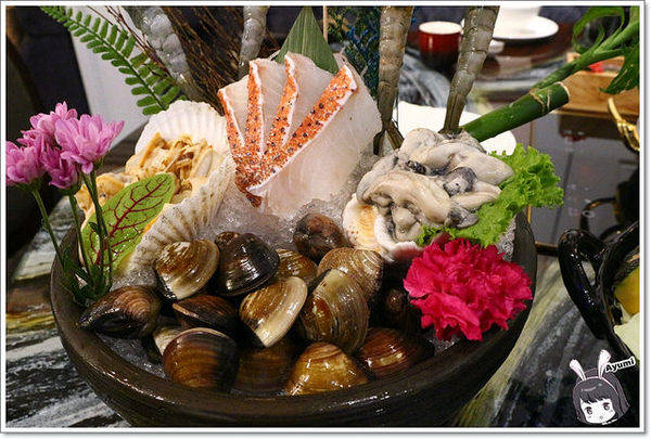 蒙娜麗莎鮮鍋物總匯：[食記]►高雄鼓山區◄令人讚嘆的歐式風格建築、各式活體現流海鮮盡在蒙娜麗莎. 佳餚品嚐館 - 海鮮鍋物總匯