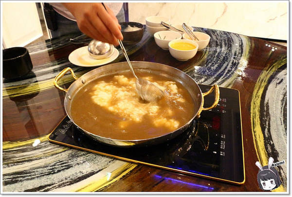 蒙娜麗莎鮮鍋物總匯：[食記]►高雄鼓山區◄令人讚嘆的歐式風格建築、各式活體現流海鮮盡在蒙娜麗莎. 佳餚品嚐館 - 海鮮鍋物總匯