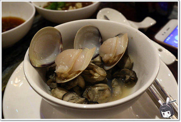 蒙娜麗莎鮮鍋物總匯：[食記]►高雄鼓山區◄令人讚嘆的歐式風格建築、各式活體現流海鮮盡在蒙娜麗莎. 佳餚品嚐館 - 海鮮鍋物總匯