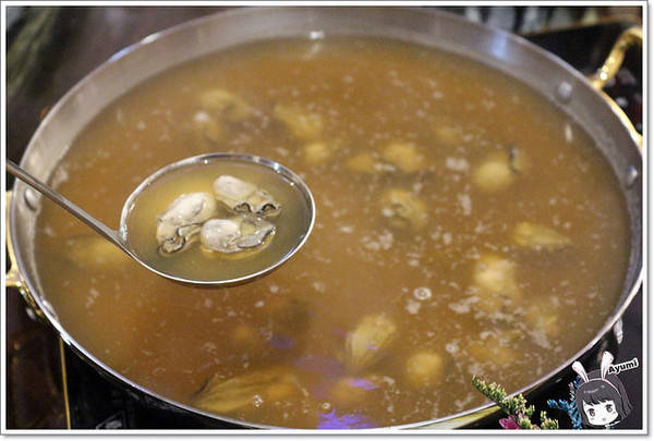 蒙娜麗莎鮮鍋物總匯：[食記]►高雄鼓山區◄令人讚嘆的歐式風格建築、各式活體現流海鮮盡在蒙娜麗莎. 佳餚品嚐館 - 海鮮鍋物總匯