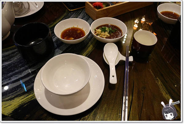 蒙娜麗莎鮮鍋物總匯：[食記]►高雄鼓山區◄令人讚嘆的歐式風格建築、各式活體現流海鮮盡在蒙娜麗莎. 佳餚品嚐館 - 海鮮鍋物總匯