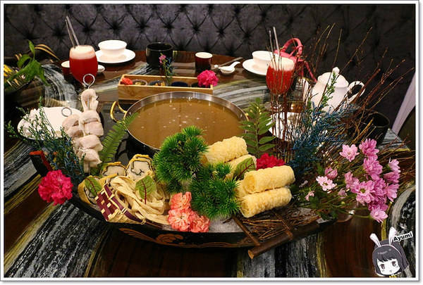 蒙娜麗莎鮮鍋物總匯：[食記]►高雄鼓山區◄令人讚嘆的歐式風格建築、各式活體現流海鮮盡在蒙娜麗莎. 佳餚品嚐館 - 海鮮鍋物總匯