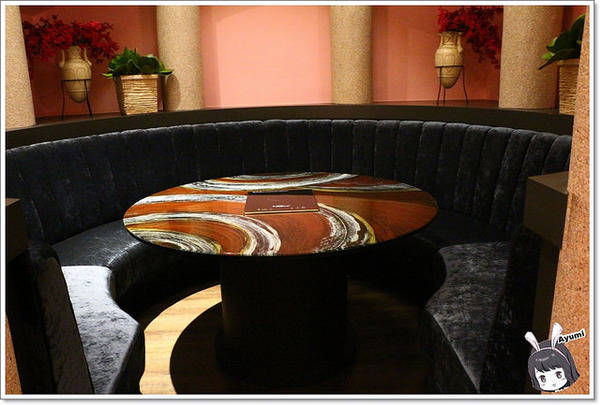 蒙娜麗莎鮮鍋物總匯：[食記]►高雄鼓山區◄令人讚嘆的歐式風格建築、各式活體現流海鮮盡在蒙娜麗莎. 佳餚品嚐館 - 海鮮鍋物總匯