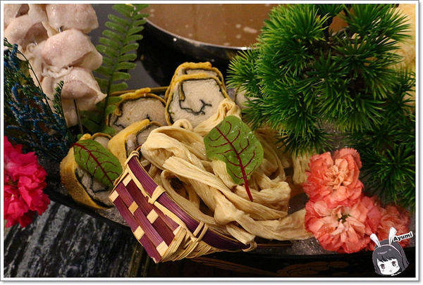 蒙娜麗莎鮮鍋物總匯：[食記]►高雄鼓山區◄令人讚嘆的歐式風格建築、各式活體現流海鮮盡在蒙娜麗莎. 佳餚品嚐館 - 海鮮鍋物總匯