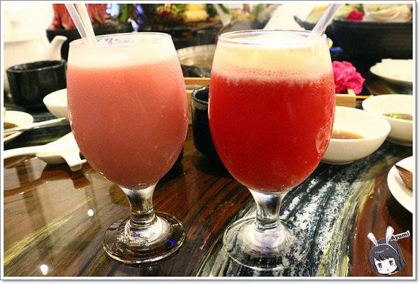 蒙娜麗莎鮮鍋物總匯：[食記]►高雄鼓山區◄令人讚嘆的歐式風格建築、各式活體現流海鮮盡在蒙娜麗莎. 佳餚品嚐館 - 海鮮鍋物總匯