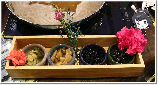 蒙娜麗莎鮮鍋物總匯：[食記]►高雄鼓山區◄令人讚嘆的歐式風格建築、各式活體現流海鮮盡在蒙娜麗莎. 佳餚品嚐館 - 海鮮鍋物總匯