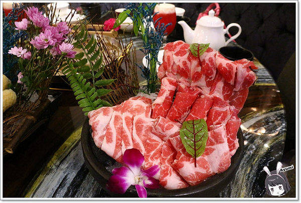 蒙娜麗莎鮮鍋物總匯：[食記]►高雄鼓山區◄令人讚嘆的歐式風格建築、各式活體現流海鮮盡在蒙娜麗莎. 佳餚品嚐館 - 海鮮鍋物總匯