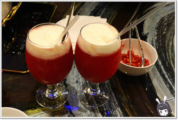 蒙娜麗莎鮮鍋物總匯：[食記]►高雄鼓山區◄令人讚嘆的歐式風格建築、各式活體現流海鮮盡在蒙娜麗莎. 佳餚品嚐館 - 海鮮鍋物總匯