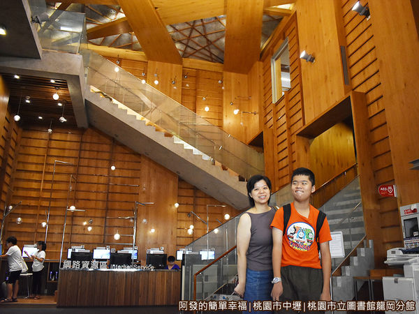 龍岡圖書館11-讀者大廳留影.JPG