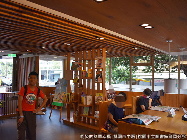 龍岡圖書館14-閱報廳採光十分良好.JPG