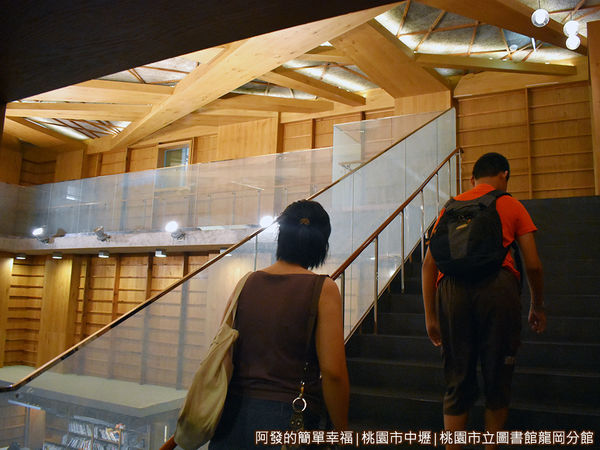 龍岡圖書館18-快到2樓囉.JPG